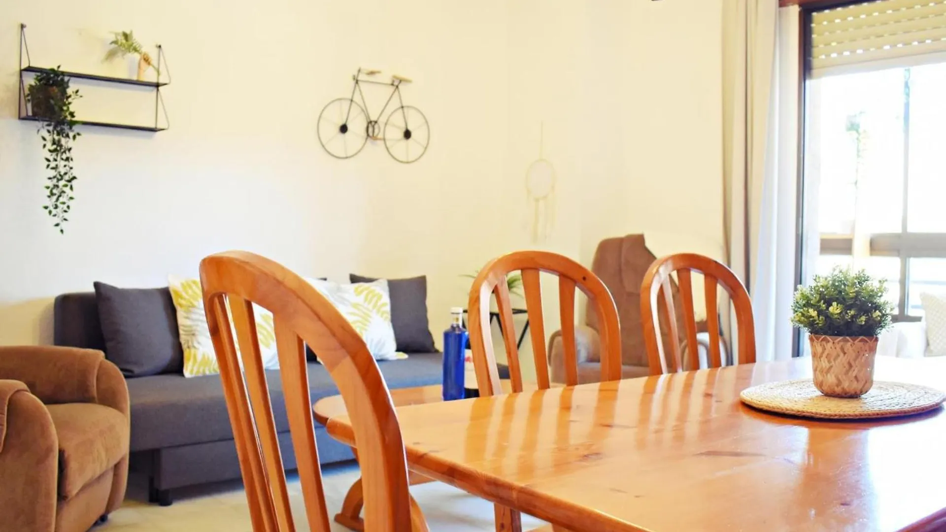 Amplio y luminoso apartamento cerca del centro y la playa con piscina y parking privado Málaga